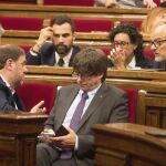 El presidente de la Generalitat, Carles Puigdemon, junto al vicepresidente Oriol Junqueras, y los diputados Roger Torrent , Marta Rovira y Lluís Corominas , durante la sesión de hoy en el Parlament