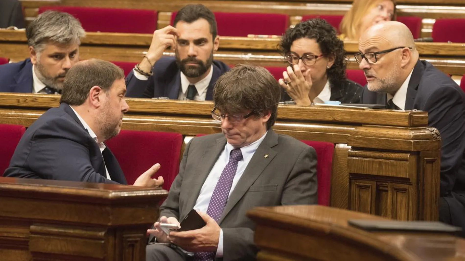 El presidente de la Generalitat, Carles Puigdemon, junto al vicepresidente Oriol Junqueras, y los diputados Roger Torrent , Marta Rovira y Lluís Corominas , durante la sesión de hoy en el Parlament