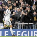 Cristiano Ronaldo, «matador» pletórico, celebra un gol con la afición madridista
