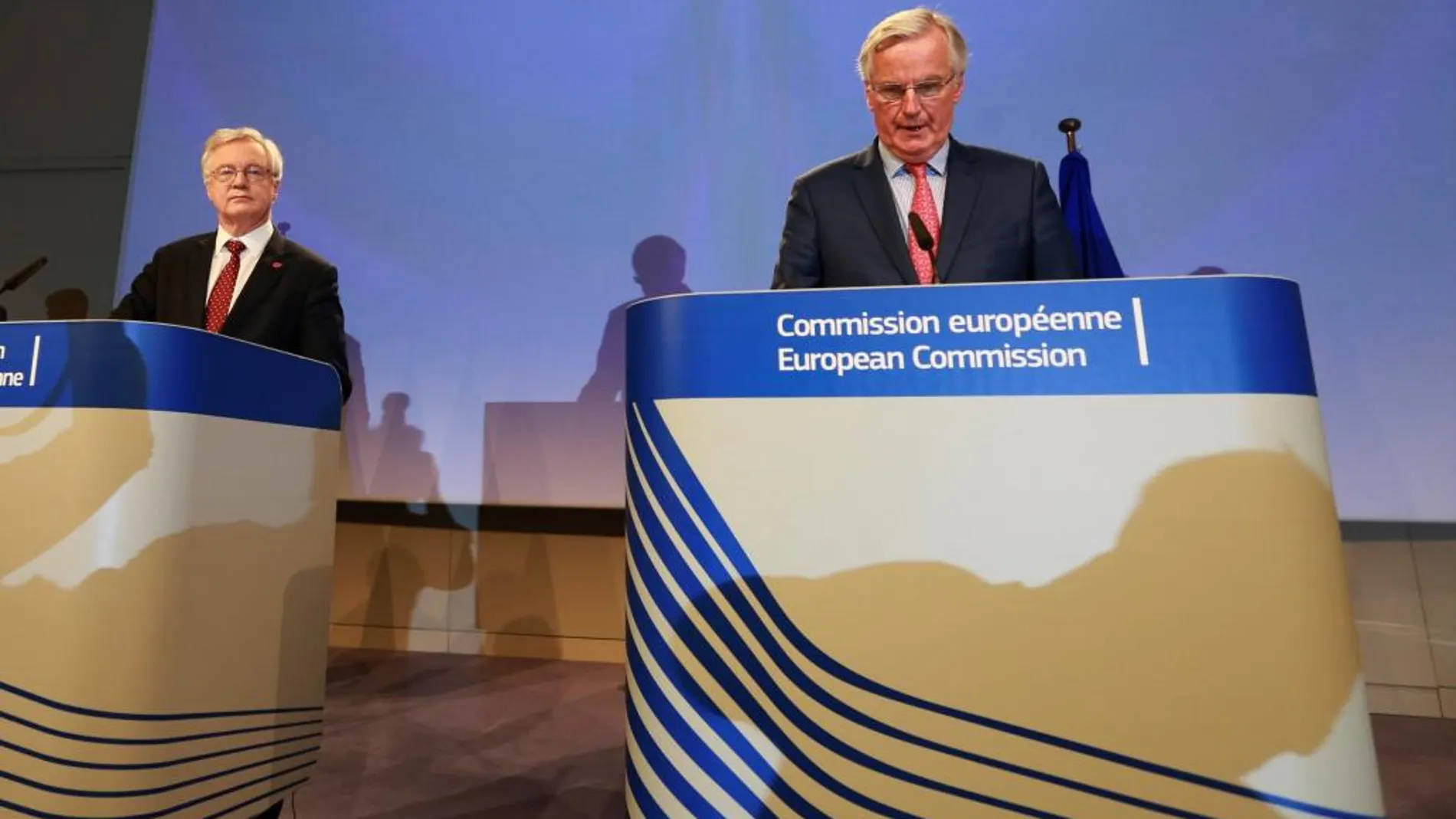 El ministro británico para el "brexit", David Davis (i), y el negociador jefe de la Unión Europea (UE) para el "brexit", Michel Barnier, ofrecen una rueda de prensa en la sede de la Comisión Europea en Bruselas, Bélgica, hoy