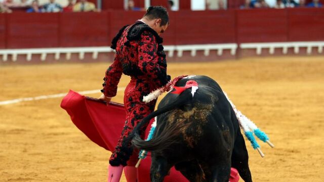 Manzanares torea al natural, ayer, en El Puerto