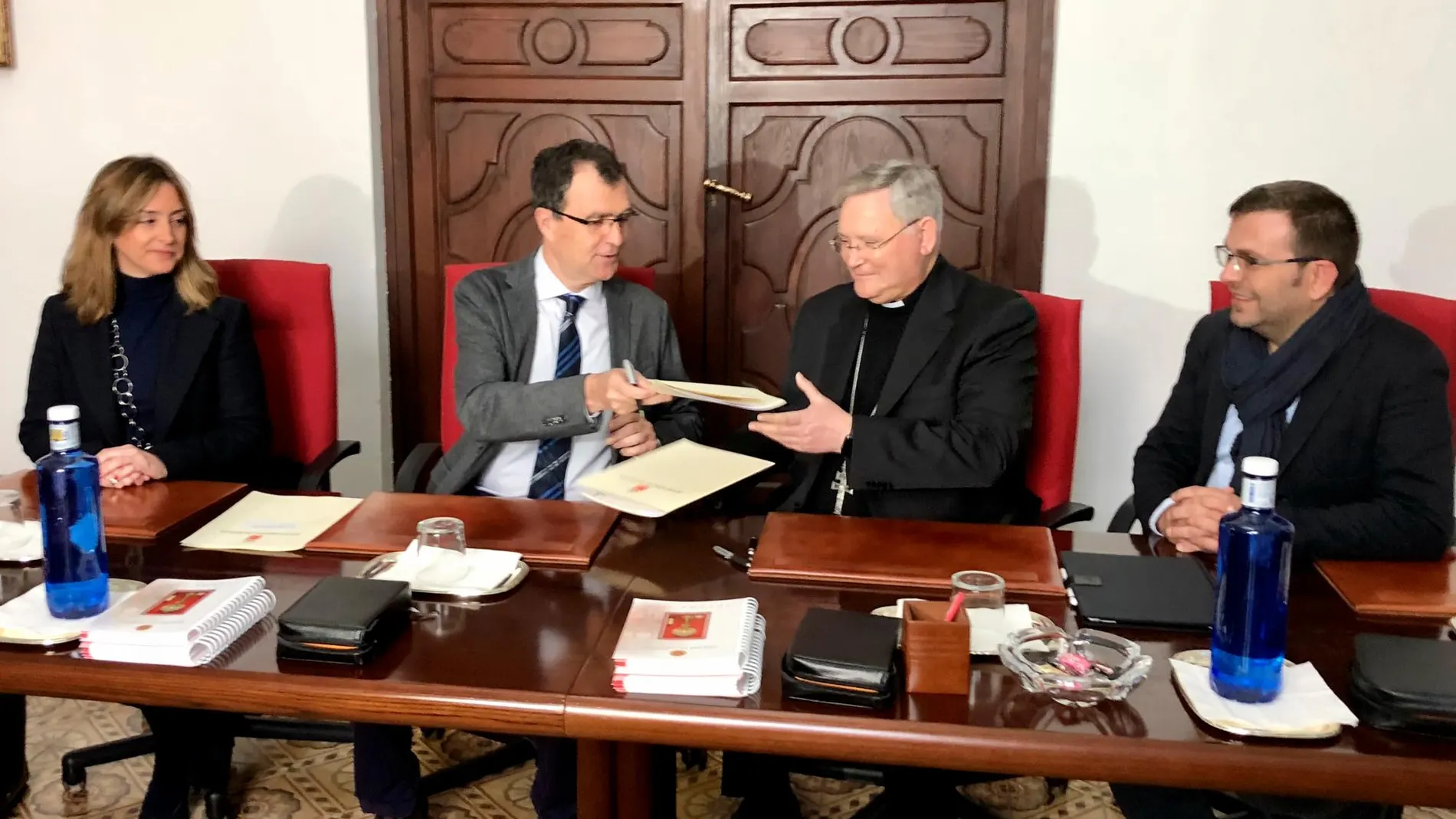 El alcalde de Murcia, José Ballesta, junto al obispo de la Diócesis de Cartagena, José Manuel Lorca Planes, durante la firma del convenio humanitario, ayer