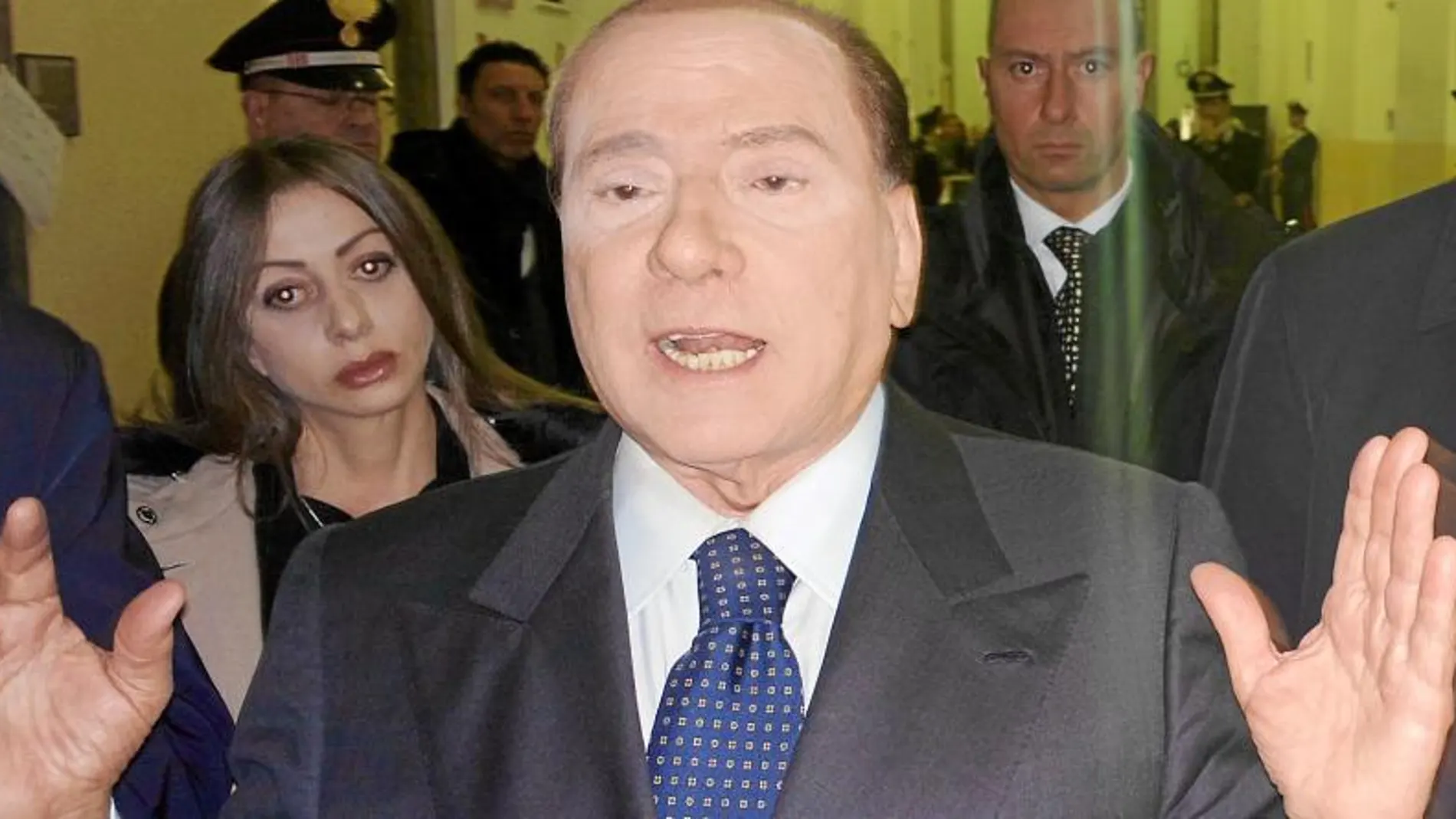 Silvio Berlusconi se dirige a la Prensa el pasado viernes tras declarar ante el juez por el «caso Mediaset»