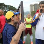 Nicolás Maduro con Maradona en Caracas /Reuters