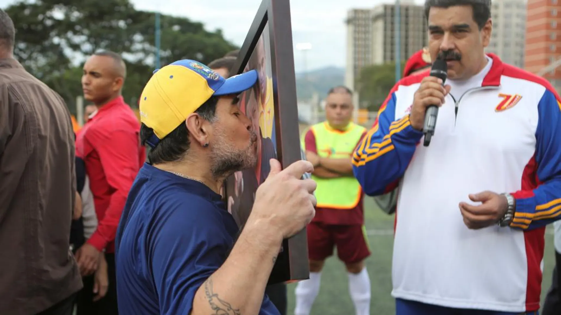 Nicolás Maduro con Maradona en Caracas /Reuters