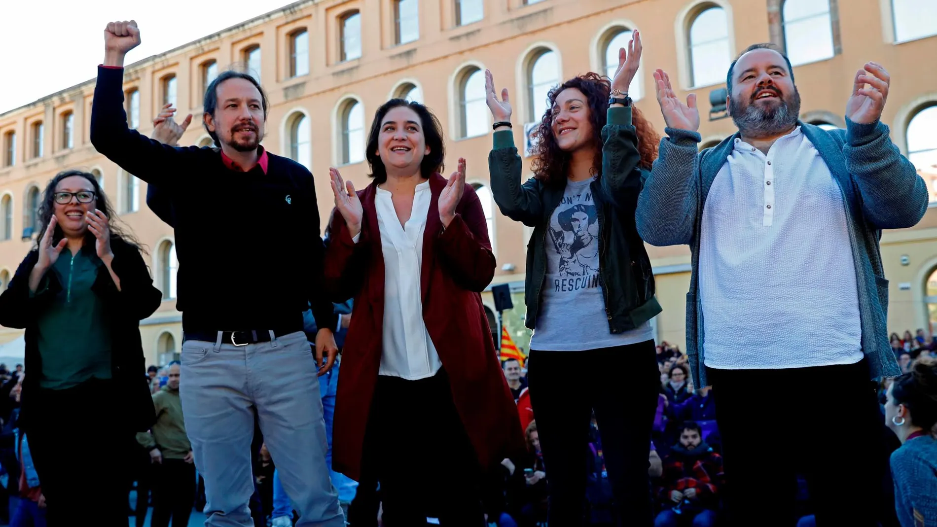 Iglesias, acompañado por Colau en el mitin central de campaña en Barcelona