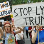 Miles de británicos protestaron contra la presencia de Trump en Londres frente a la Embajada de EE UU
