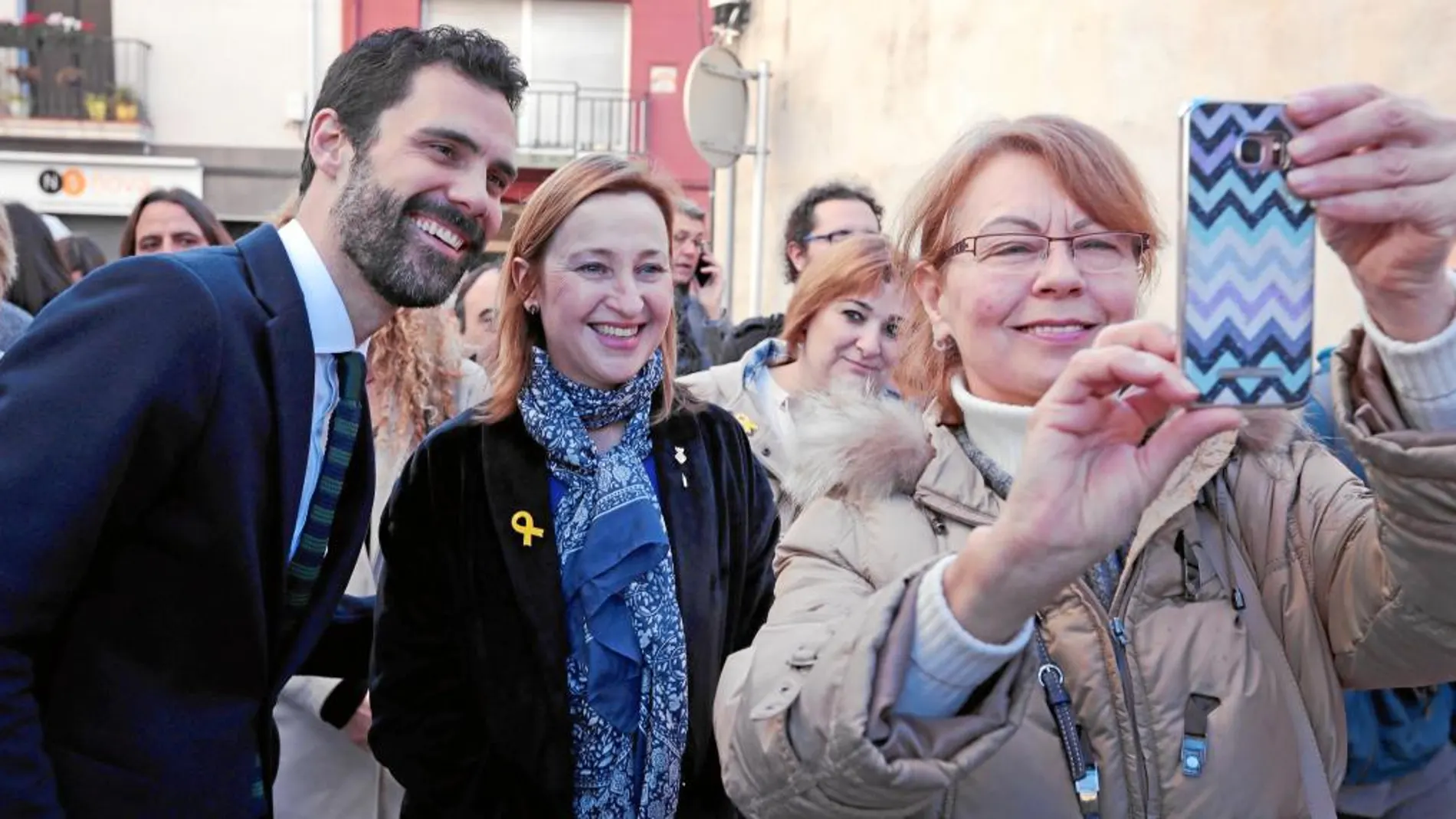El presidente del Parlament, Roger Torrent, se desplazó ayer hasta Sant Vicenç dels Horts (Barcelona) en su primer acto oficial, donde visitó a la familia de Oriol Junqueras.