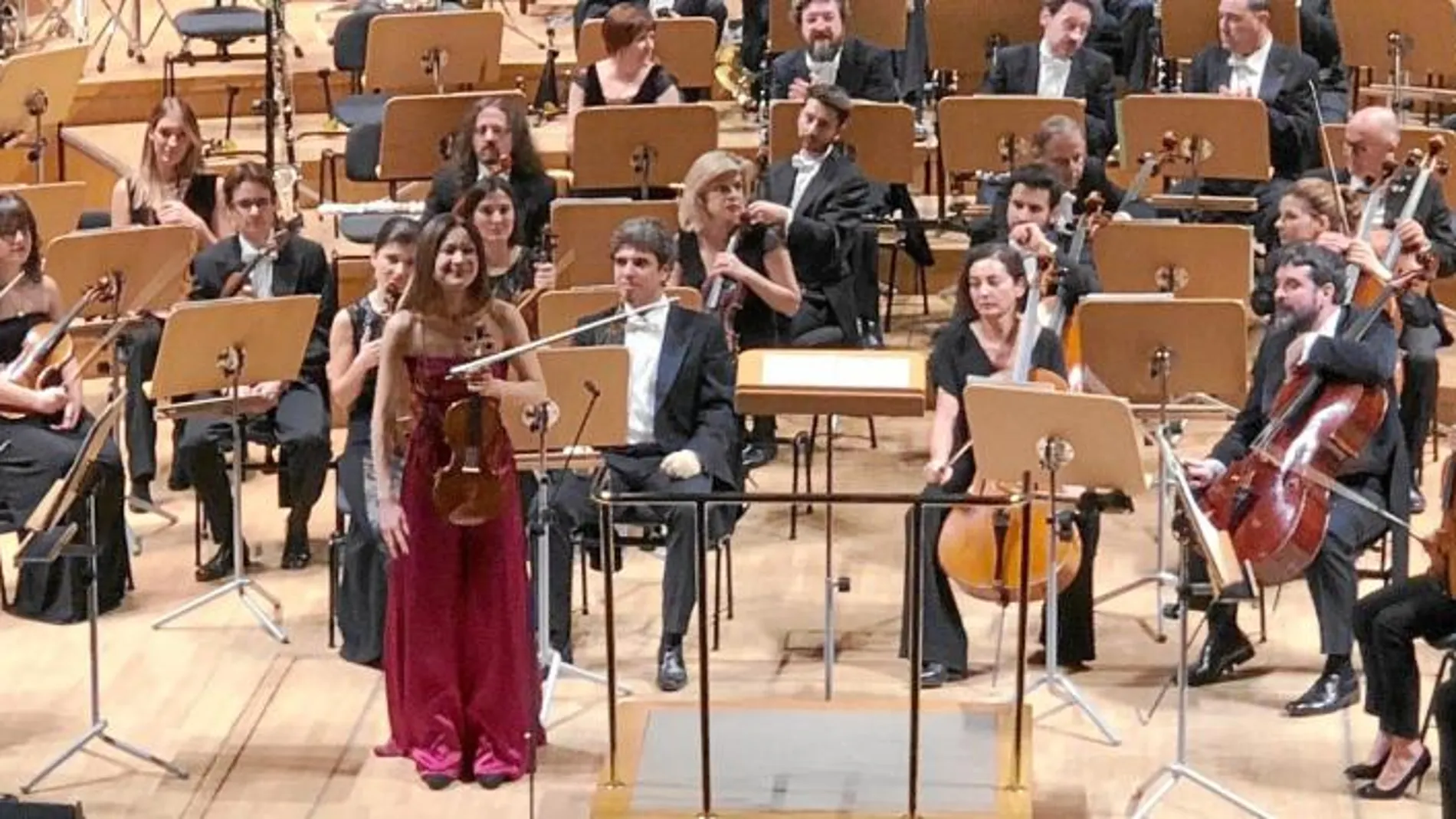 La violinista Arabella Steinbacher acompañada de la orquesta en el Auditorio Nacional