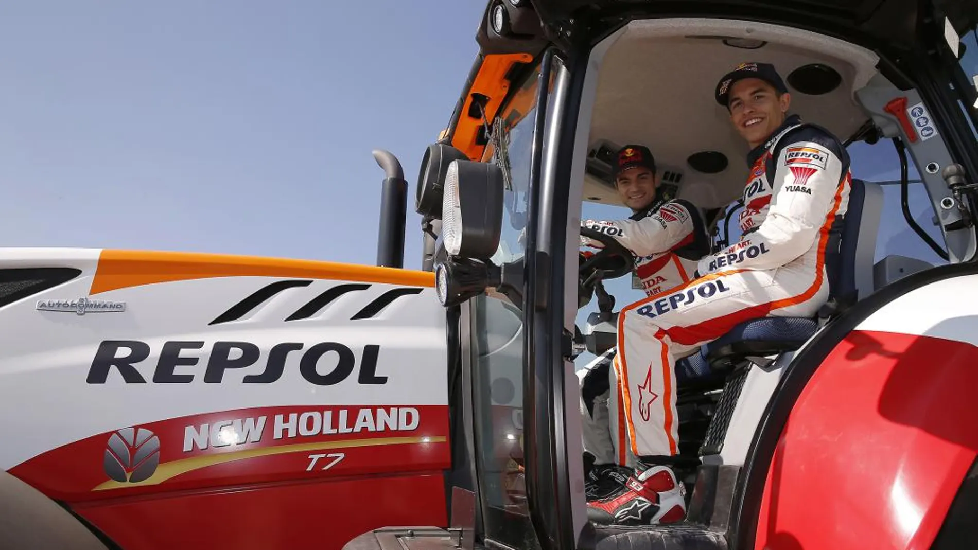 Márquez y Pedrosa se lo pasaron en grande a los mandos del tractor