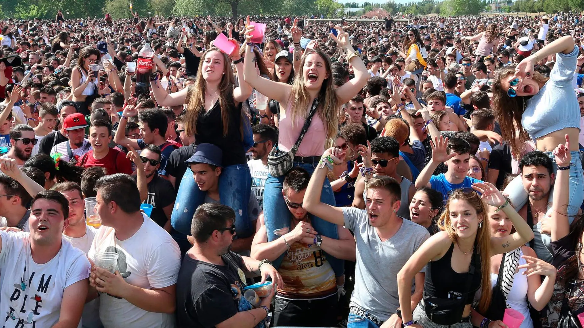 Cerca de 10.000 jóvenes de toda la Comunidad y algunos llegados de otras autonomías en la macrofiesta universitaria de la ITA, que se celebra en el Parque Ribera Sur de Palencia