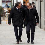 Los exconsellers Josep Rull y Jordi Turull ante las puertas del Supremo / Reuters