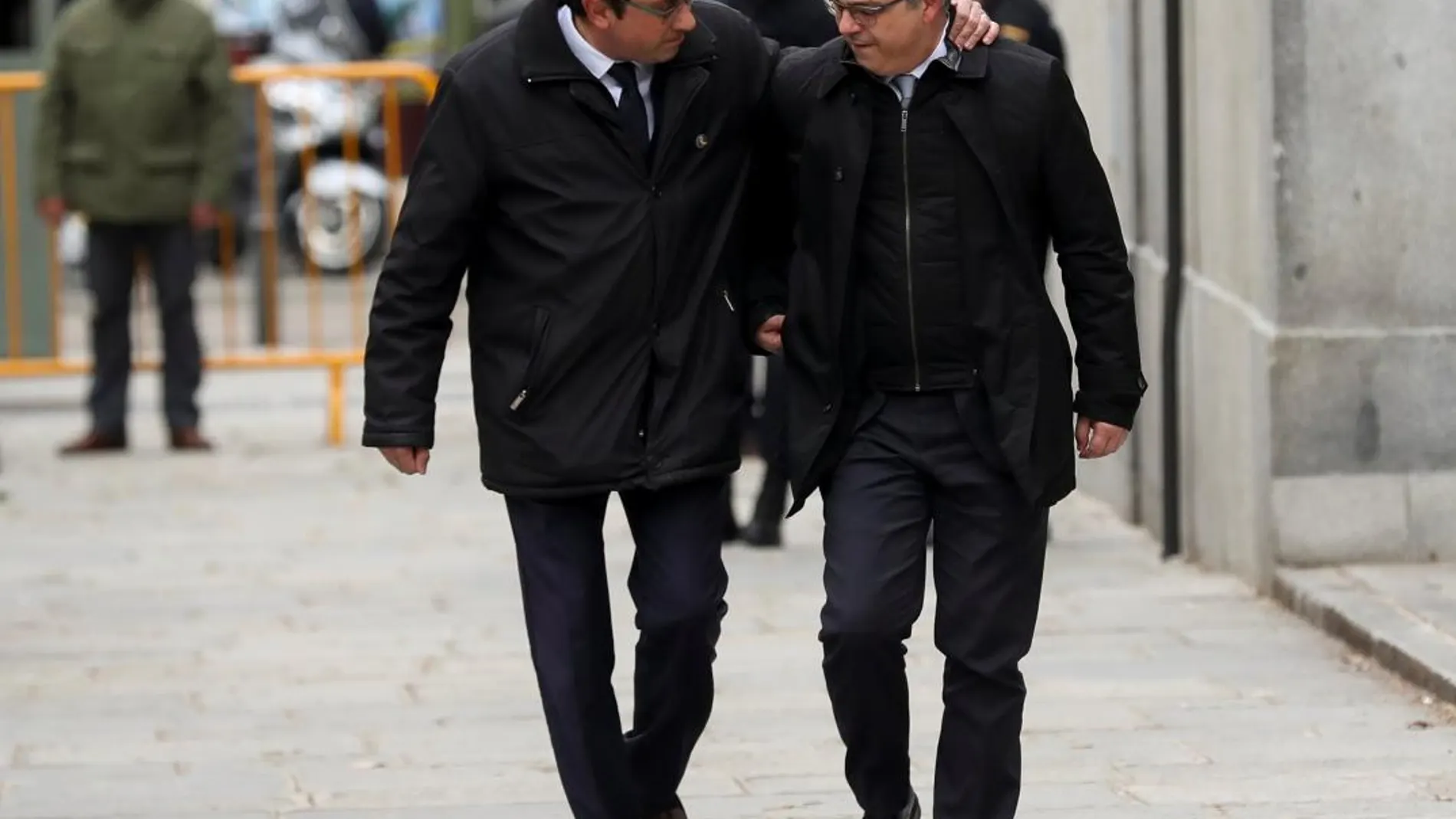 Los exconsellers Josep Rull y Jordi Turull ante las puertas del Supremo / Reuters
