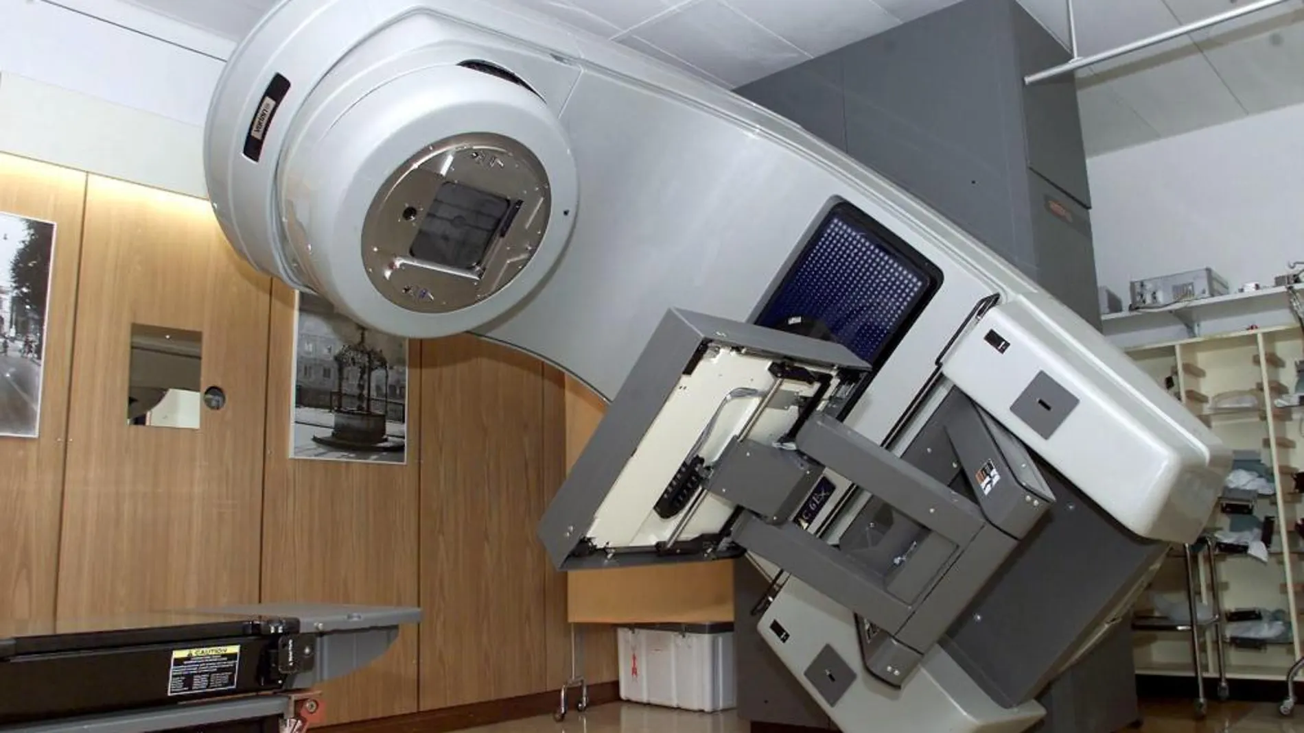 Un moderno aparato de radioterapia en un hospital suizo