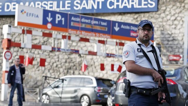 Oficiales de Policía hacen guardia en la estación de Saint Charles tras el atentado