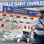 Oficiales de Policía hacen guardia en la estación de Saint Charles tras el atentado