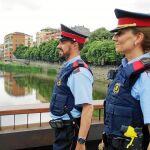 En la imagen, una patrulla de los Mossos en el río Ter, precisamente en la ciudad en la que se realiza la prueba piloto, con las Taser, Girona