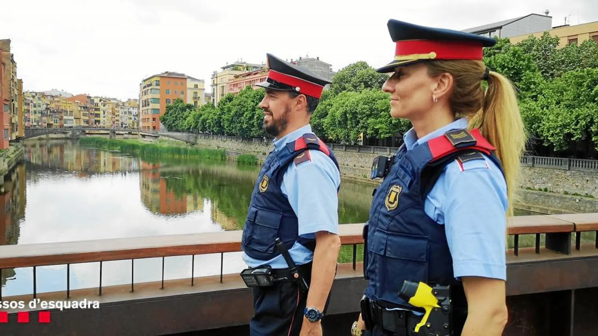 En la imagen, una patrulla de los Mossos en el río Ter, precisamente en la ciudad en la que se realiza la prueba piloto, con las Taser, Girona