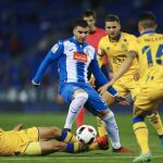El centrocampista del Espanyol José ANtonio Reyes (c) con el balón ante los jugadores del Alcorcón