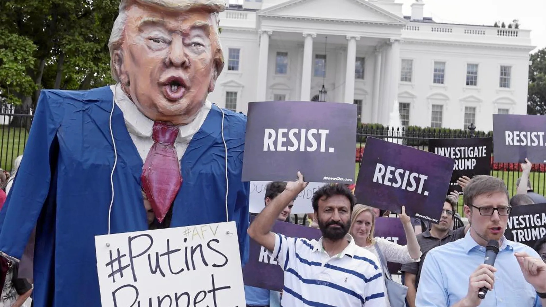 Contrarios al presidente Donald Trump protestan en la avenida Pensilvania, frente a la Casa Blanca, ayer en Washington