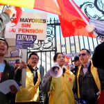 Cientos de chinos ante la sede de la Fundación BBVA en Madrid
