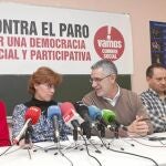 La portavoz de Cumbre Social, María José Gómez, junto a los dirigentes sindicales Ángel Hernández y Agustín Prieto, tras presentar la manifestación de este domingo