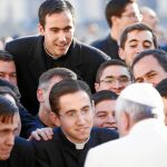 Un grupo de sacerdotes saluda al Papa Francisco durante una audiencia en el Vaticano