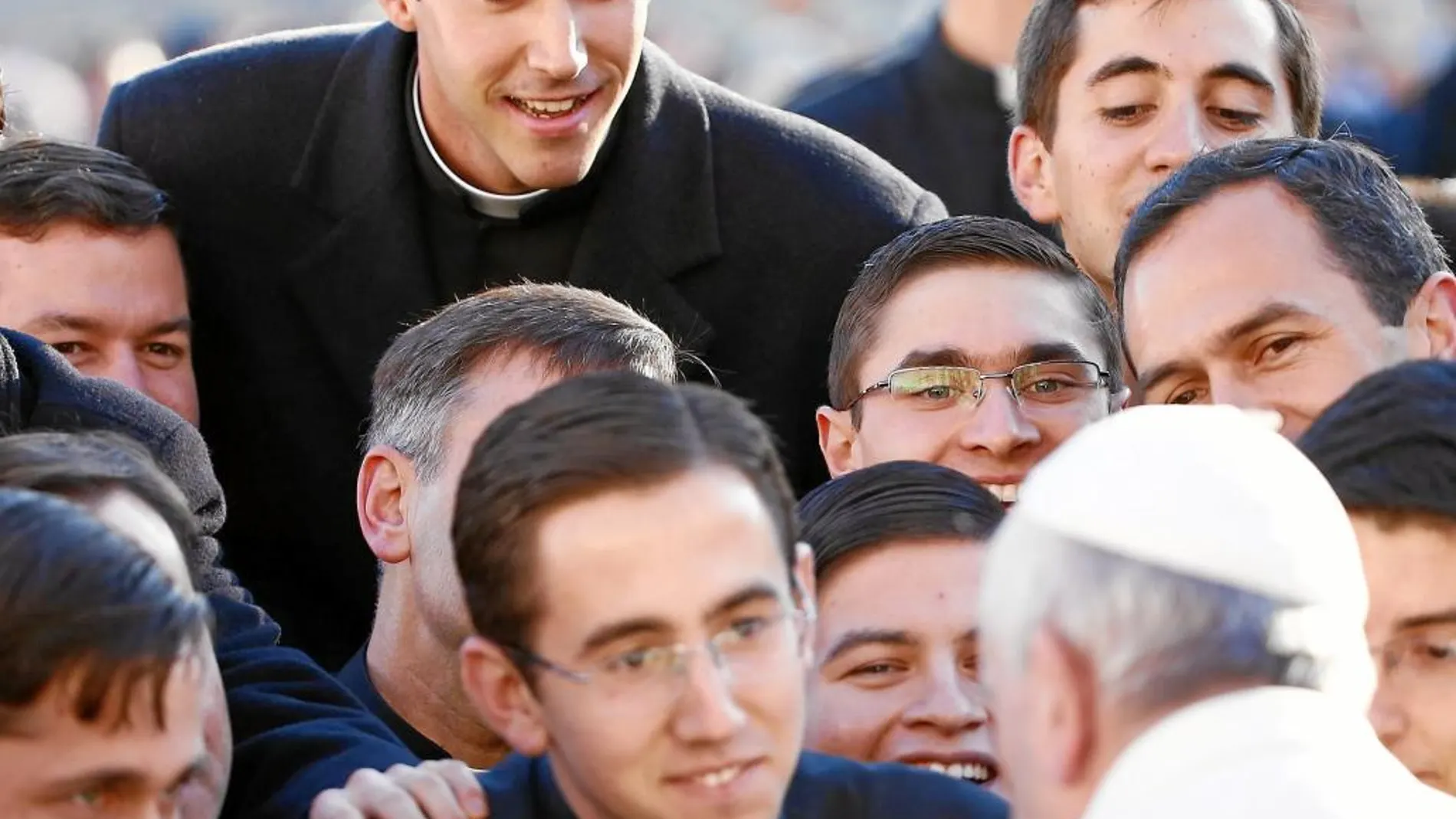 Un grupo de sacerdotes saluda al Papa Francisco durante una audiencia en el Vaticano