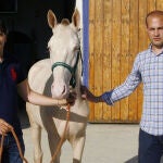 Ventura posa junto al nuevo dueño del potro albino