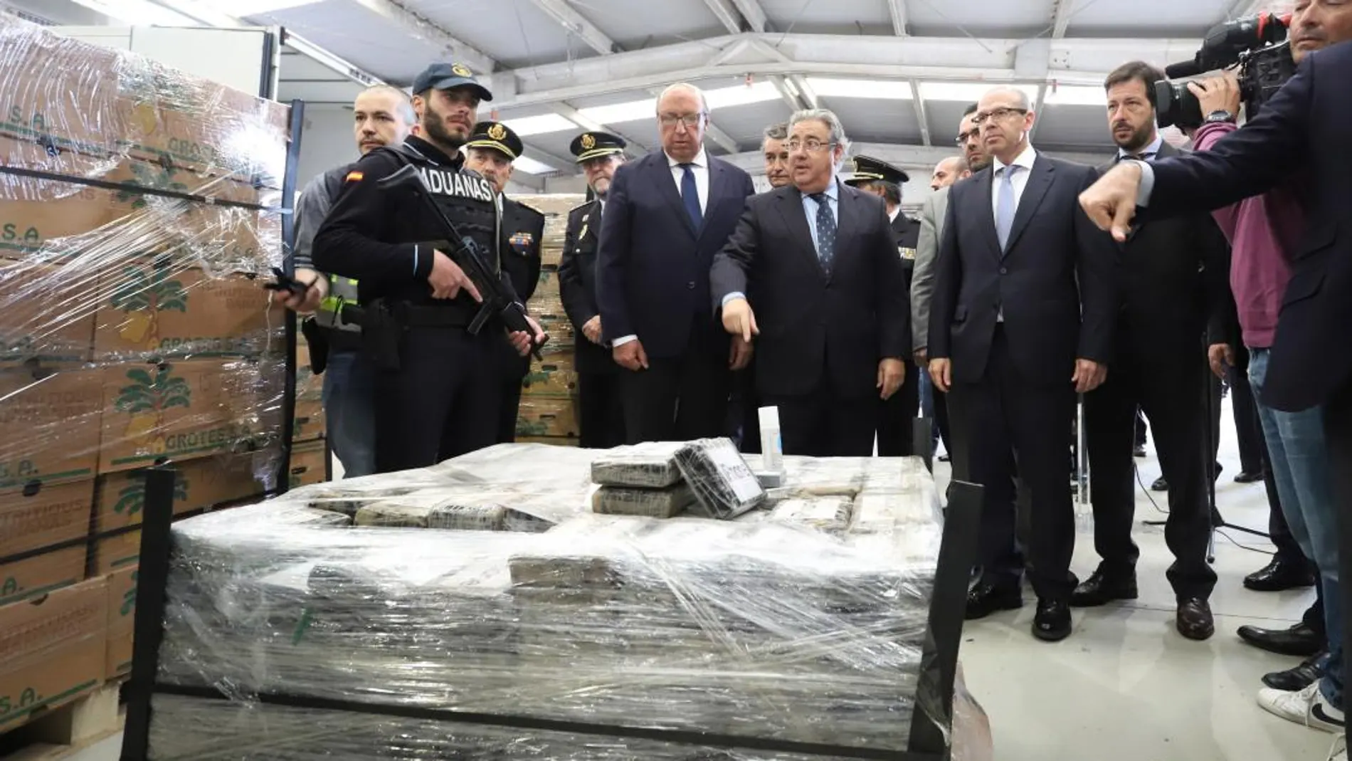 El ministro del Interior, Juan Antonio Zoido, durante una visita a la Línea tras una operación contra el tráfico de drogas/ Efe