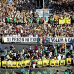 Miles de personas acudieron ayer a la marcha convocada por ANC y Òmnium para exigir la libertad de los presos independentistas / Efe