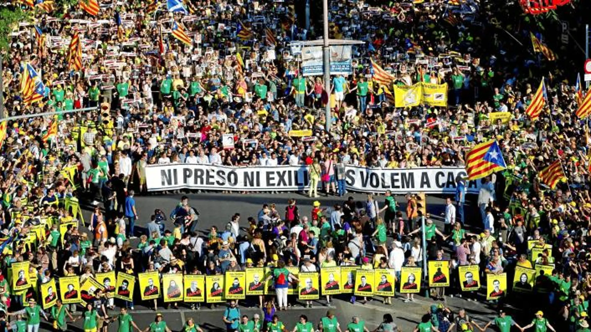 Miles de personas acudieron ayer a la marcha convocada por ANC y Òmnium para exigir la libertad de los presos independentistas / Efe