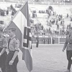 Soldados portando una bandera con la esvástica nazi en la Plaza de Toros de Las Ventas