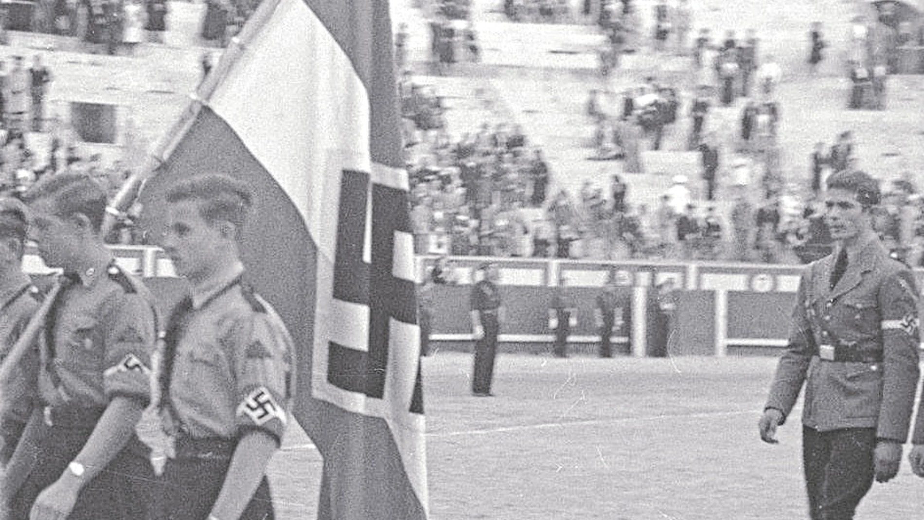 Soldados portando una bandera con la esvástica nazi en la Plaza de Toros de Las Ventas