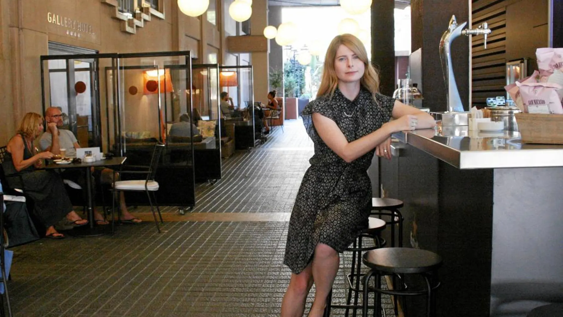 La escritora Emma Cline ayer en Barcelona presentando la novela