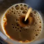 Un café servido en una cafetería