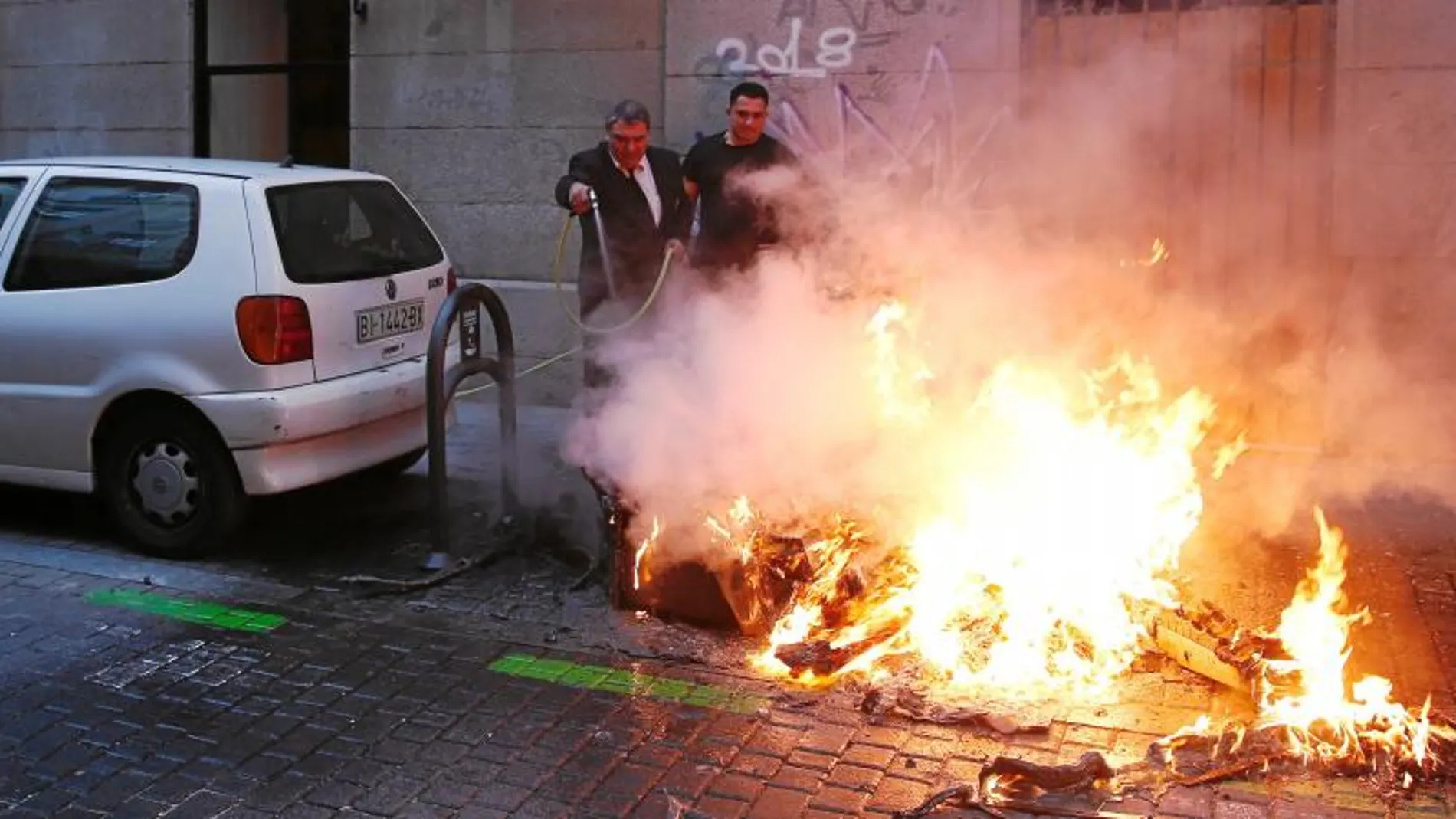 Las llamas consumieron el tanque de reciclaje de papel ante la mirada de los camareros que intentaron sofocar el último incendio el pasado miércoles