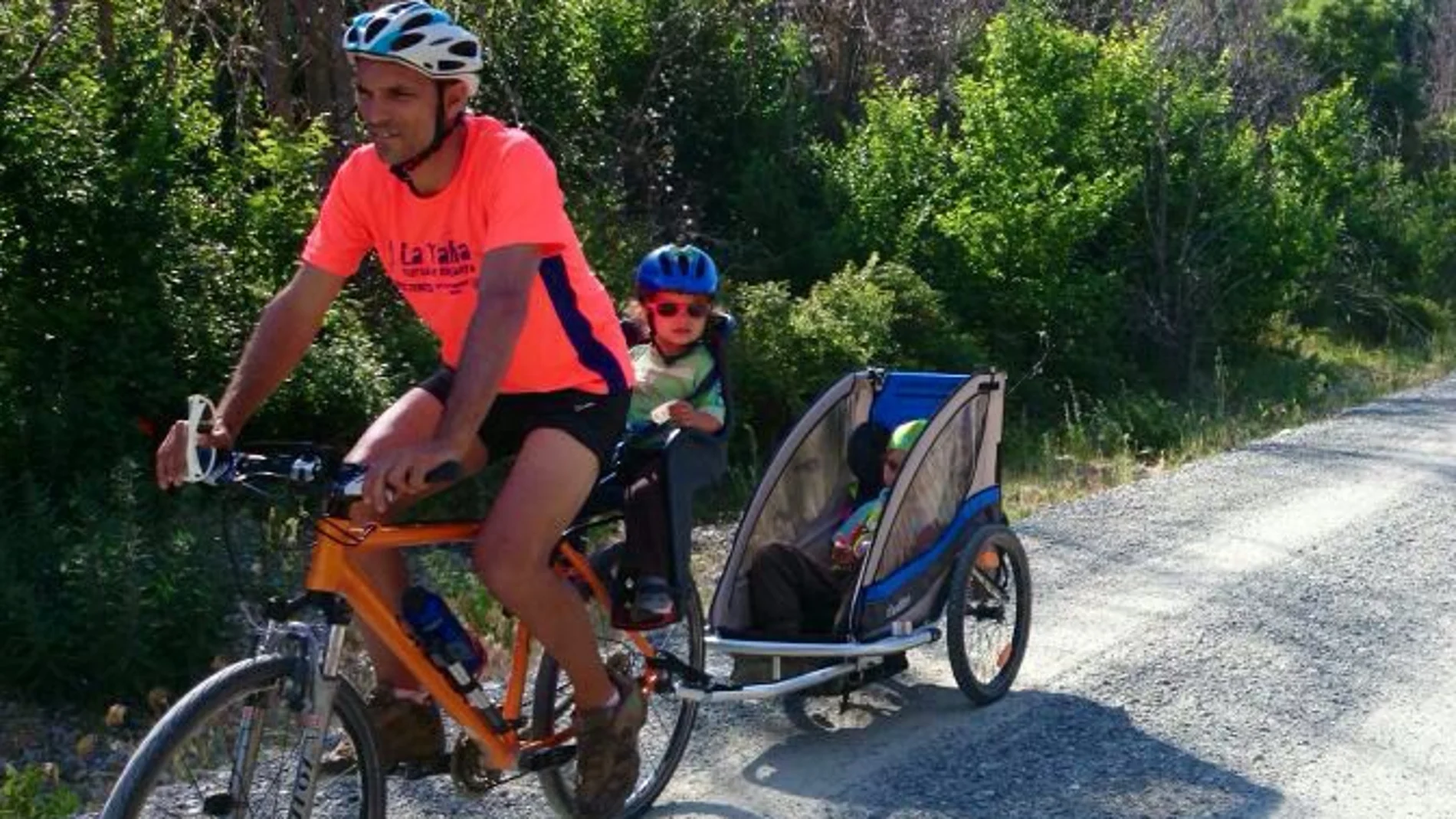 Un padre recorre con sus dos hijos la Vía Verde del Valle del Eresma, que cuenta con 48 kilómetros de longitud y recorre todo tipo de paisajes