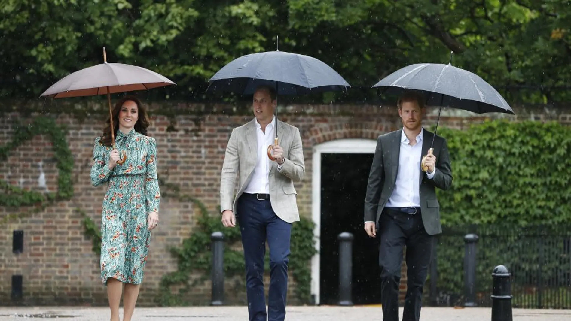 La lluvia no impidió ayer que los duques de Cambridge y el príncipe Enrique recordaran a Diana en el palacio donde residió 15 años de su vida
