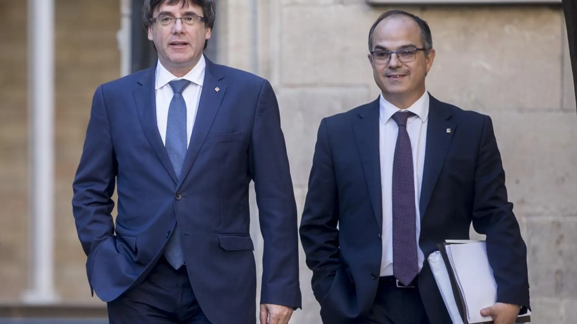 El presidente de la Generalitat , Carles Puigdemont, junto al conseller de Presidencia, Jordi Turull (d), a su llegada a la reunión semanal del gobierno catalán.
