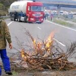 Los mineros cortan la A-6 a su paso por la localidad de San Andrés de Bembibre