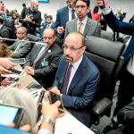 El ministro de Petróleo de Arabia Saudí, Jalid al-Falih, atiende a los medios tras la reunión que mantuvieron ayer los miembros de la OPEP en Viena