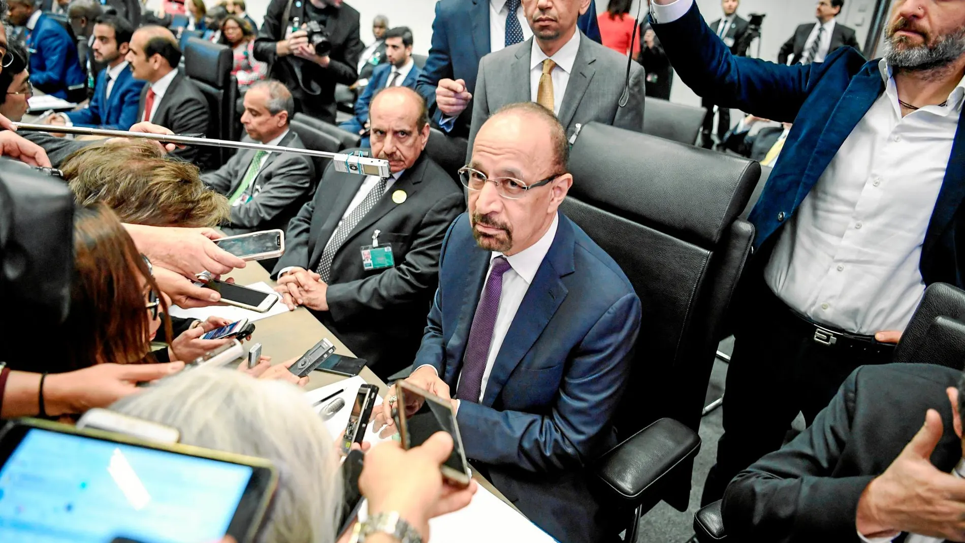 El ministro de Petróleo de Arabia Saudí, Jalid al-Falih, atiende a los medios tras la reunión que mantuvieron ayer los miembros de la OPEP en Viena