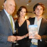 Carlos Falcó con Esther Doña y su hijo Duarte Falcó, durante la presentación de su libro el pasado miércoles en Madrid
