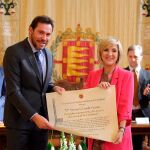 Verónica Casado recibe el título de manos del alcalde de Valladolid, Óscar Puente