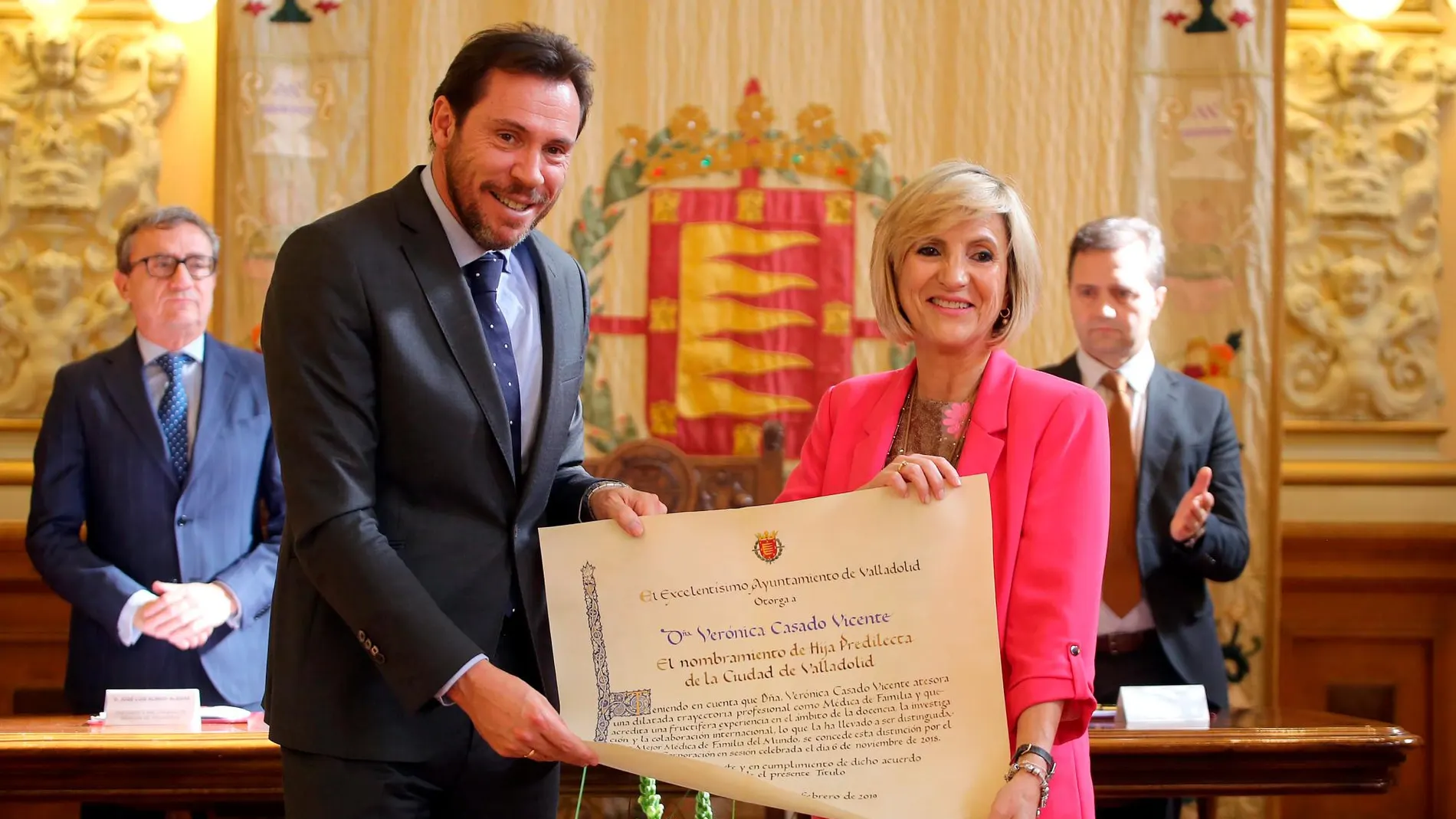 Verónica Casado recibe el título de manos del alcalde de Valladolid, Óscar Puente