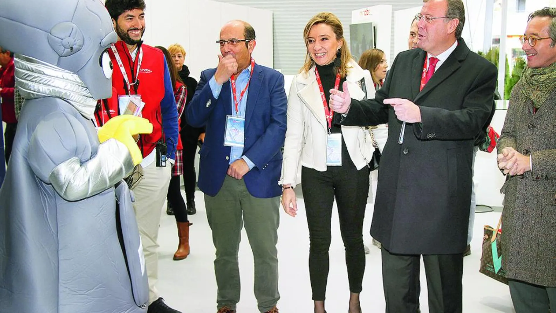 El alcalde de León, Antonio Silván, inaugura, junto a los organizadores, «Cybercamp 2016»