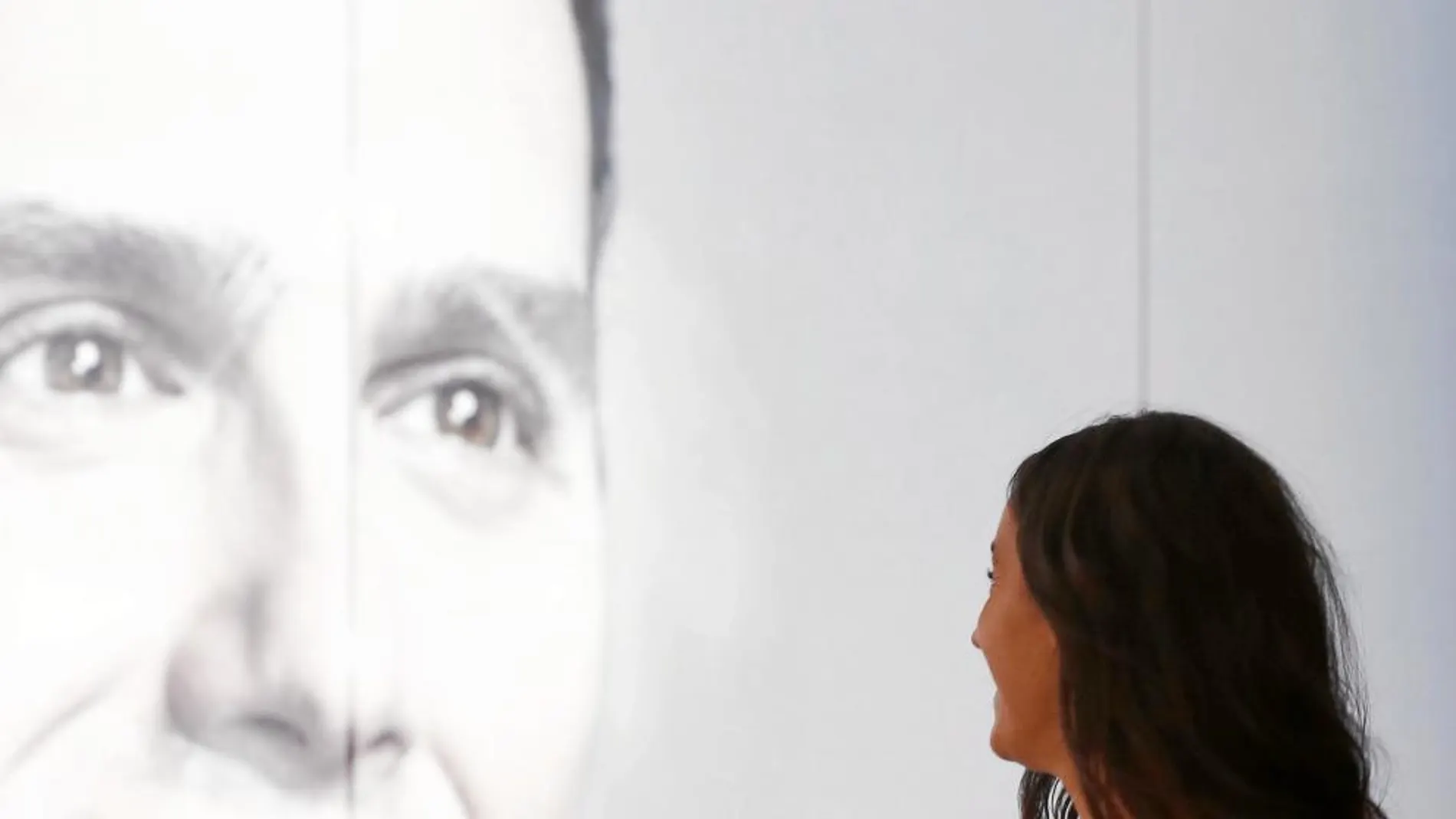 Begoña Villacís observa una imagen del líder de Ciudadanos, Albert Rivera