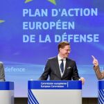 Federica Mogherini, alta representante de la UE; el vicepresidente Jyrki Katainen, y la comisaria de Mercado Interior, Elzbieta Bienkowska (derecha), en la presentación de la propuesta de Defensa