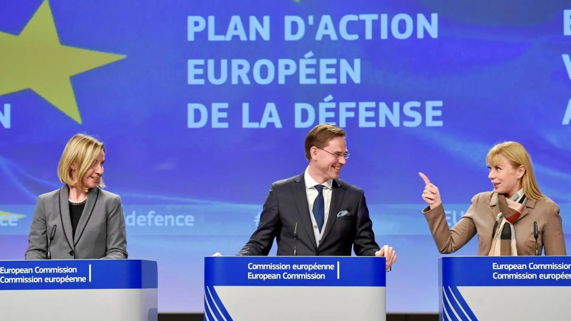 Federica Mogherini, alta representante de la UE; el vicepresidente Jyrki Katainen, y la comisaria de Mercado Interior, Elzbieta Bienkowska (derecha), en la presentación de la propuesta de Defensa